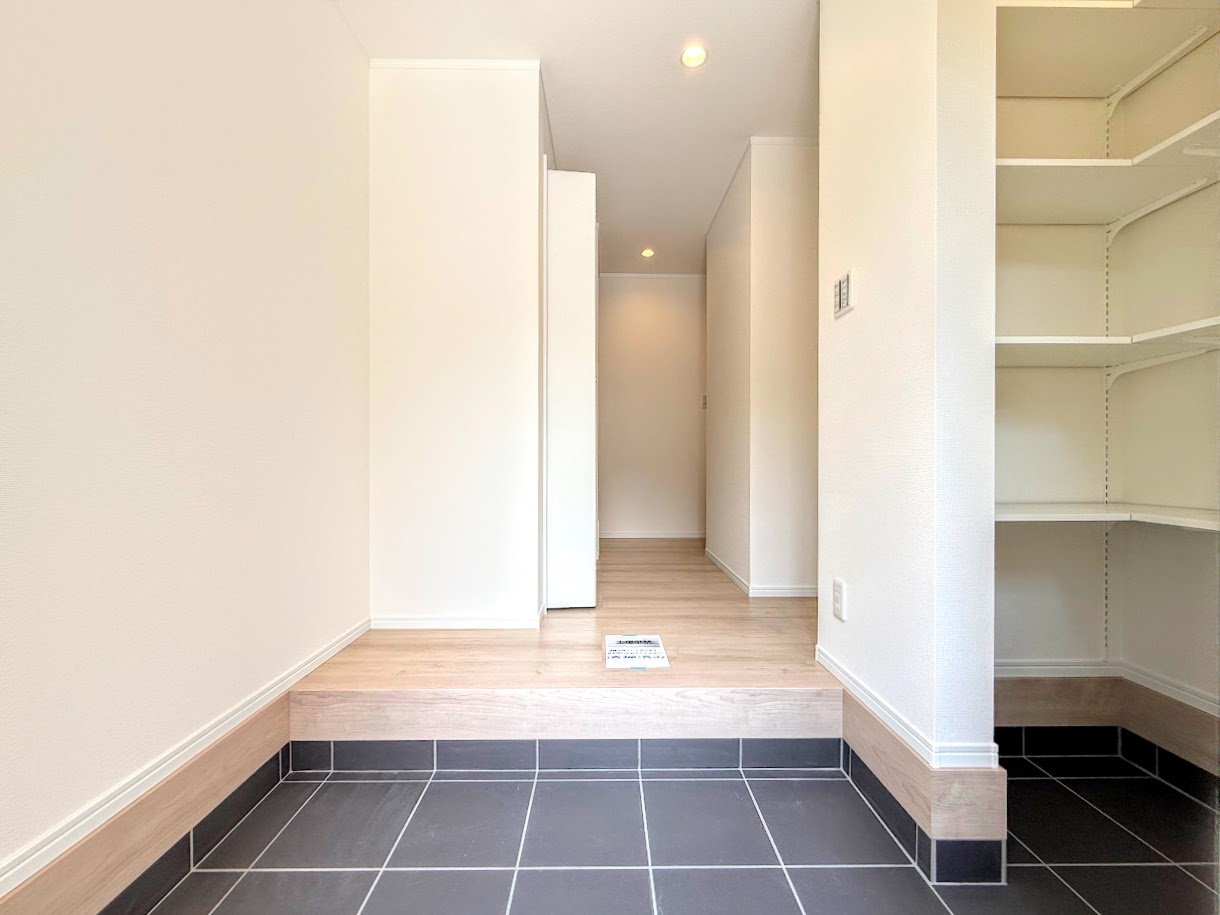 保土ケ谷区境木本町　新築戸建の玄関|◆明るい玄関です！散らかりやすい玄関もスッキリする大容量のシューズボックス付き。