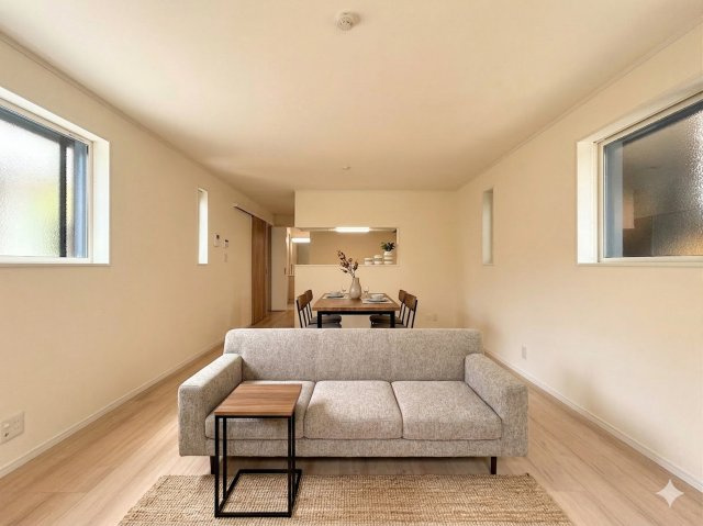 保土ケ谷区境木本町　新築戸建の居間・リビング|◆ご家族の会話がはずむ、開放的なＬＤＫです。休日はお陽さまの光をたっぷりととりこめるぽかぽかリビングで過ごしませんか？(家具はイメージです)