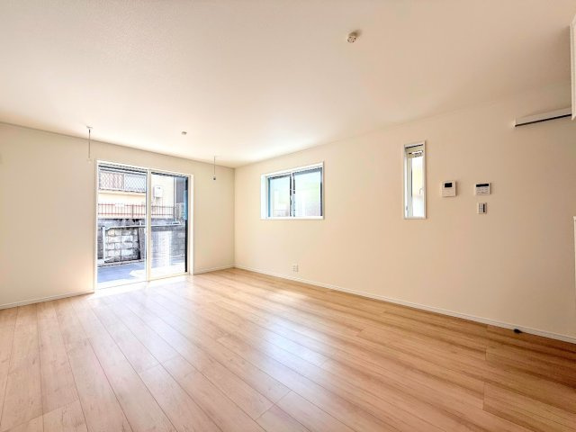 保土ケ谷区境木本町　新築戸建の居間・リビング|◆広々としたリビング・ダイニングは、シックでモダンな内装。落ち着いた雰囲気に包まれて、伸びやかな空間のなかで、ゆったりと家族団らんのひとときを過ごせます。