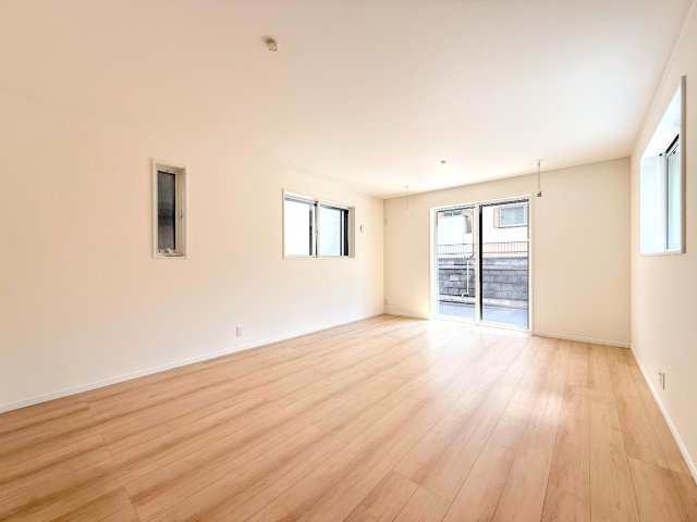 保土ケ谷区境木本町　新築戸建の居間・リビング|◆柔らかな色合いのフローリングと清潔感のあふれる白のクロスが明るい空間を創り出しているリビングダイニング。家族の集まる憩いの場にふさわしいです。