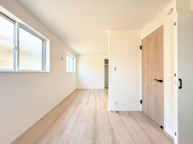 保土ケ谷区境木本町　新築戸建の洋室|◆二面採光で、陽差しを長時間受ける事が出来る暖かい室内です。もちろん複層ガラスなので、遮音性にも優れ、結露も発生しにくい構造。サッシ周りのカビが発生しにくくなります。