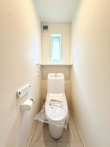 保土ケ谷区境木本町　新築戸建のトイレ|◆清潔感のある白を基調とした落ち着ける空間。小窓をもうけていますので、こもりやすい空気の入れ替えも簡単に行えますね！
