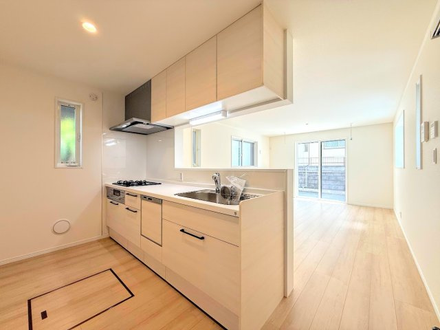 保土ケ谷区境木本町　新築戸建のキッチン|◆キッチンからダイニングやリビングが見渡せるキッチン。料理をしながら家族とコミュニケーションをとれるだけでなく、大きな開放感も得られることができます。