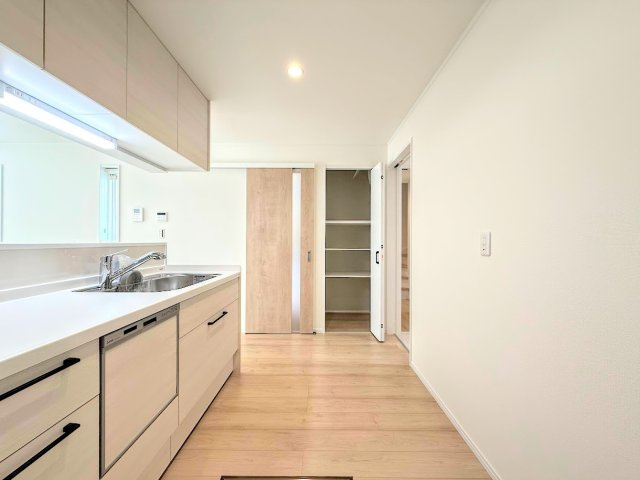 保土ケ谷区境木本町　新築戸建のキッチン|◆デザイン性と機能性を兼ね備えたキッチンです。リビングスペースとの一体感が生まれ、広々空間を演出してくれます。