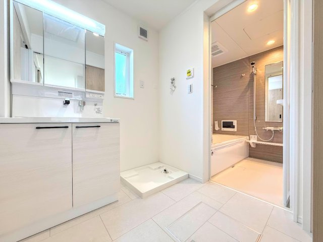 保土ケ谷区境木本町　新築戸建の独立洗面台|◆毎日使う場所だから、機能的で使いやすさに配慮したパウダールーム。すっきりと使えるように収納も豊富にご用意しています。