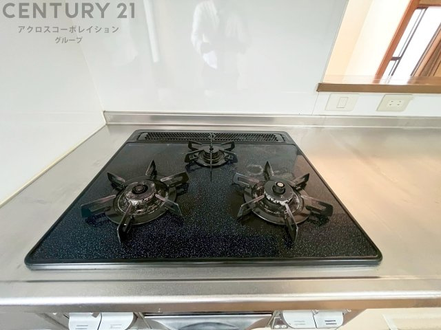 多数の調理器具を同時に使用でき、料理の効率化が可能。省エネで節約になり、様々な料理スタイルに適応できます。また、火力調整が独立しており、手入れや掃除もしやすく、今よりもっとお料理が楽しくなるかも。