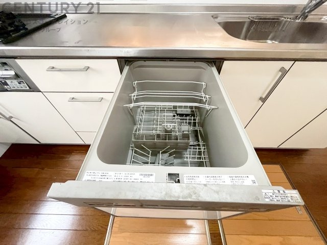 食器洗浄乾燥機は手洗いに比べて時間や労力を節約できます。また、高温のお湯で洗浄されるため、雑菌や細菌を殺菌する効果もあります。さらに、乾燥機能があるため、手で拭く手間も省け衛生的に保管できます。