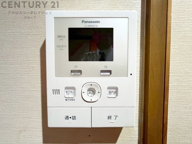 訪問者が来たときにテレビ画面で確認できるため、安心してドアを開けられます。録画機能があるものもあり、留守中に来訪者を記録しておくことができます。利便性が高く、セキュリティ面でも安心です。