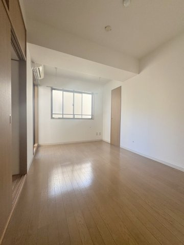 ヴァルミュール東山の寝室|★明るいフローリングの角部屋です★