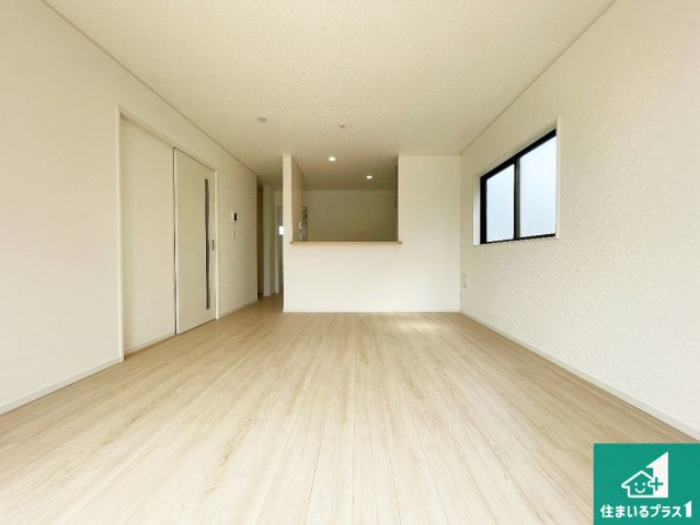 ★11(土)12(日)現地見学可能！★甲賀市甲賀町大原中　全3邸の居間・リビング|シンプルなリビングは、観葉植物等のインテリアを楽しめますね！パパ好みにも、ママ好みにも家具次第で雰囲気を変えることができます！