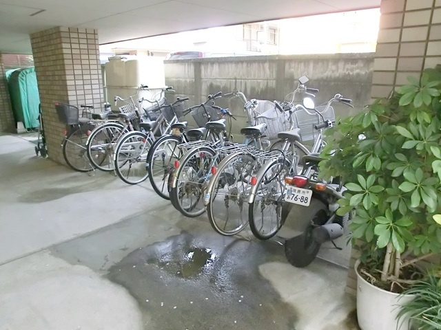 アーバンハイツ親水のその他共用部分|自転車置き場は屋根付きです。