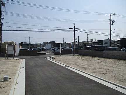 広島市佐伯区楽々園５丁目　土地(全2区画)の前面道路含む現地写真