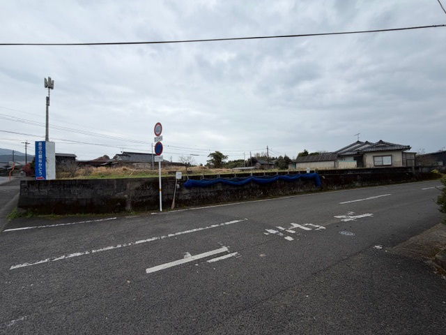都城市豊満町の売地の前面道路含む現地写真