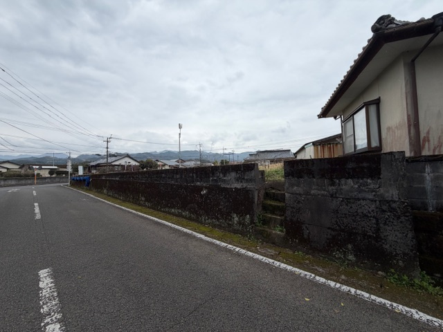都城市豊満町の売地の前面道路含む現地写真