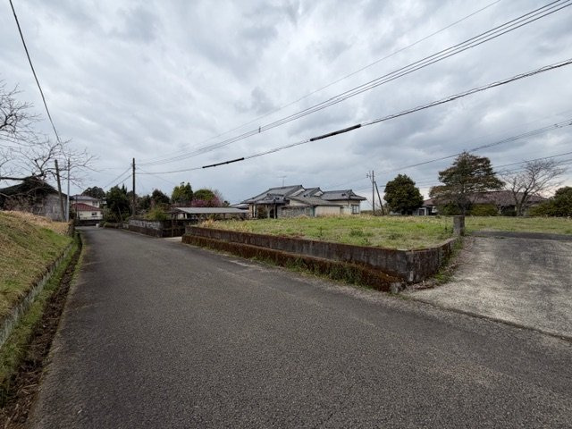 都城市豊満町の売地の前面道路含む現地写真