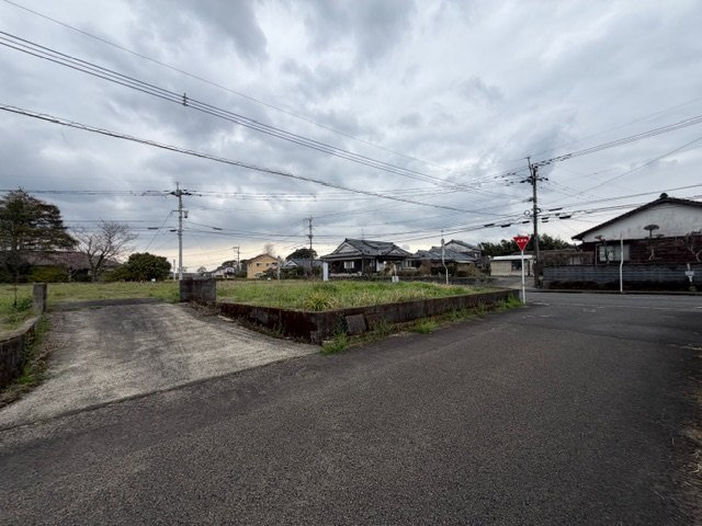 都城市豊満町の売地の前面道路含む現地写真