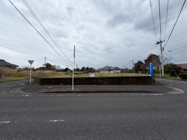 都城市豊満町の売地の前面道路含む現地写真