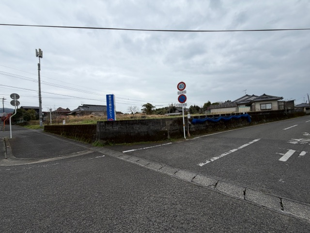 都城市豊満町の売地の前面道路含む現地写真
