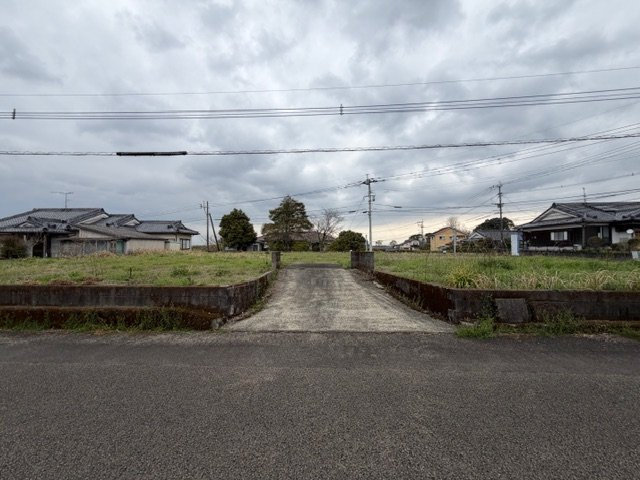 都城市豊満町の売地の前面道路含む現地写真