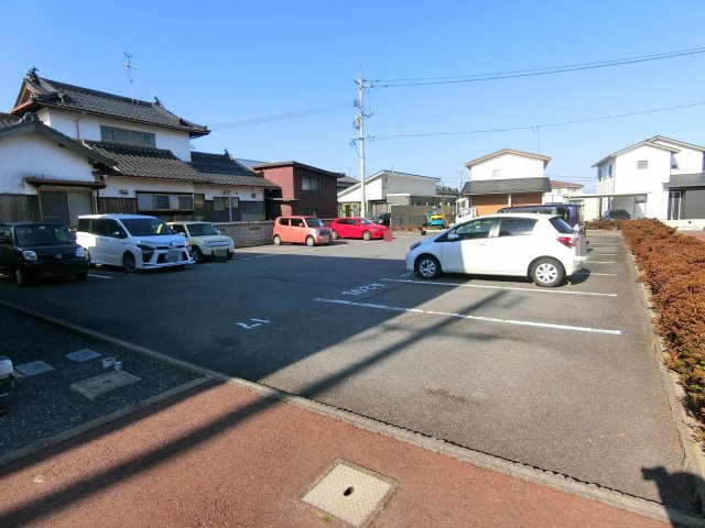 サン・ルミエールC棟の駐車場