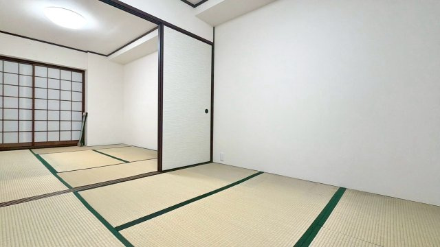 【Re Dream】深草西浦住宅の和室|襖を開けることで隣室とつながり、開放感のある和空間に。来客時やご家族の団らんなど、シーンに応じて使い分けが可能です。

現地（2025年12月）撮影