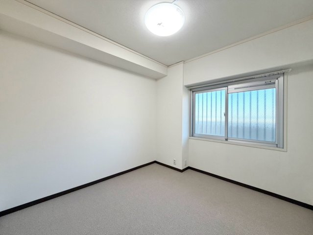 【Re Dream】深草西浦住宅の洋室|【洋室】
寝室や子ども部屋、趣味のお部屋など、ライフスタイルに合わせて活用できる洋室♪家具の配置を考えるのも楽しみになります。

室内（2026年10月）撮影