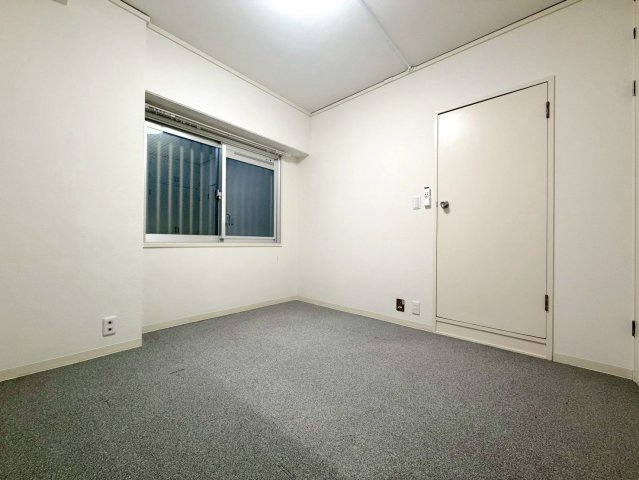 【Re Dream】深草西浦住宅の洋室|シンプルで使い勝手の良い洋室。収納付きでお部屋を広く使えます。

現地（2025年12月）撮影