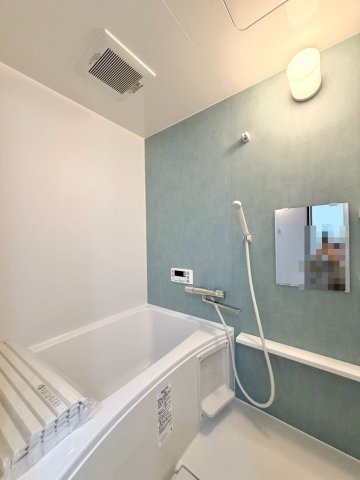 【Re Dream】深草西浦住宅の浴室|【浴室】
爽やかなブルーグリーンのアクセントパネルが印象的な浴室♪落ち着いた雰囲気の中で、一日の疲れをゆったりと癒やせます。

室内（2026年10月）撮影