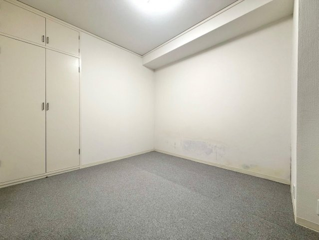 【Re Dream】深草西浦住宅の洋室|落ち着いた雰囲気の洋室。収納スペースもあり、家具配置もしやすい間取りです。

現地（2025年12月）撮影
