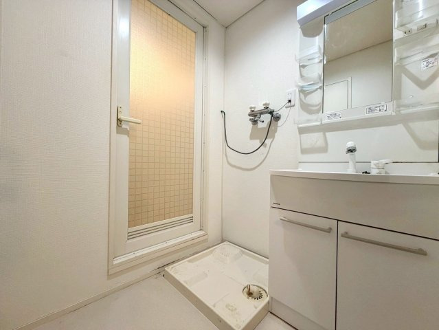 【Re Dream】深草西浦住宅の独立洗面台|ミラーキャビネット＆ボウル下に収納が設置されており、洗剤のストックなどを整理しておくことが可能です。

現地（2025年12月）撮影