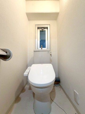 【Re Dream】深草西浦住宅のトイレ|年間を通して快適に使用できる温水洗浄機能付きのトイレです。

現地（2025年12月）撮影