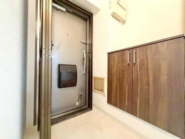 【Re Dream】深草西浦住宅の玄関|玄関には家族の靴がたっぷり入るシューズボックス付！玄関はいつでもスッキリと保つことができます。

現地（2025年12月）撮影
