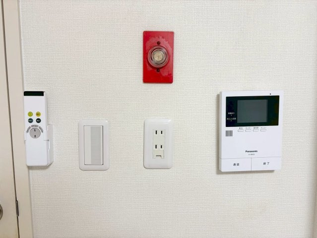 【Re Dream】深草西浦住宅の防犯設備|●モニターで訪問者を確認できるので、知らない人やセールス・勧誘など避けられて安心です！

現地（2025年12月）撮影
