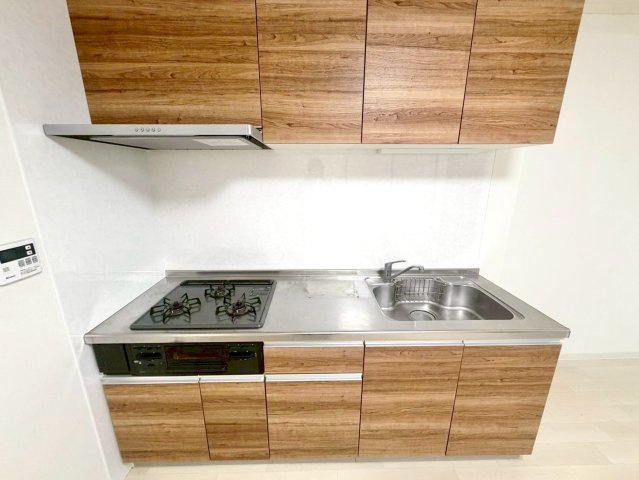 【Re Dream】深草西浦住宅のキッチン|ＬＤＫを広く確保できる壁付のキッチン！調理器具や調味料などすっきり収納できます！

現地（2025年12月）撮影
