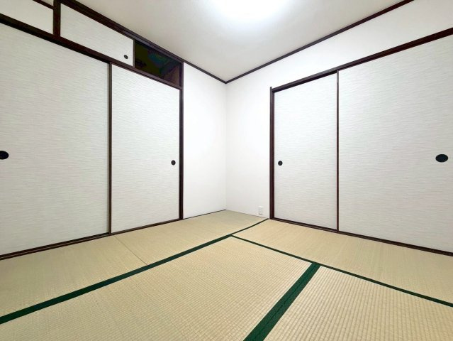 【Re Dream】深草西浦住宅の和室|落ち着いた和の趣を感じられる和室空間。畳の香りに包まれながら、ゆったりとした時間を過ごせます。

現地（2025年12月）撮影