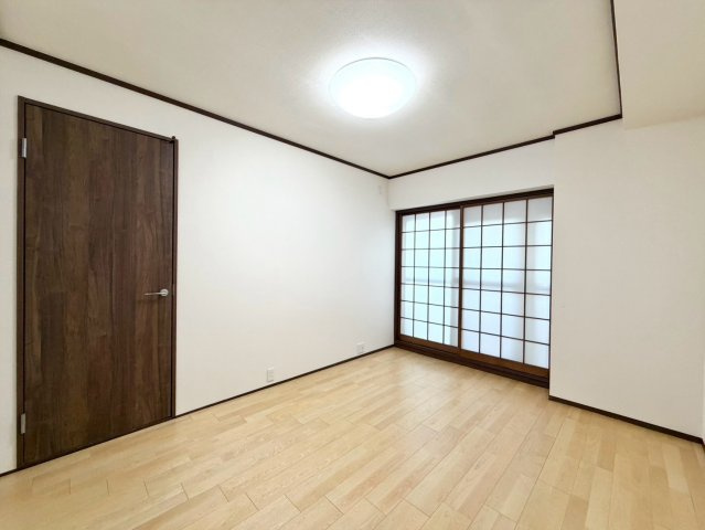 【Re Dream】深草西浦住宅の洋室|【洋室】
プライベートな時間をゆったりと過ごせる洋室♪ベッドやサイドテーブルを配置して、心安らぐ自分だけの空間を演出できます。

室内（2026年10月）撮影