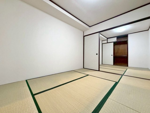【Re Dream】深草西浦住宅の和室|隣室とつなげて使える和室！間の襖を開ければ広々とした1つのお部屋としてお使いいただけます！

現地（2025年12月）撮影