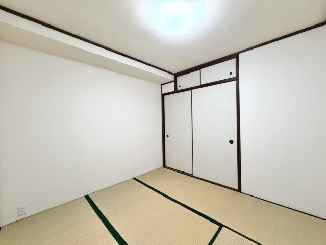 【Re Dream】深草西浦住宅の和室|【和室】
畳のぬくもりを感じられる落ち着いた和室♪ゆったりとくつろげる空間で、読書やお昼寝など、思い思いの時間をお楽しみいただけます。

室内（2026年10月）撮影