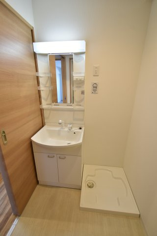 グランレブリー洛西口の洗面所|独立洗面化粧台完備。脱衣所付きのバス・トイレ別設計で、温水洗浄便座も備えた清潔感ある設備