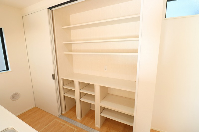 【内観：施工例】 | 朝霞市三原1丁目　新築一戸建住宅　全1棟　(ふじみ野店) | 【同社施工例/造成食器棚】