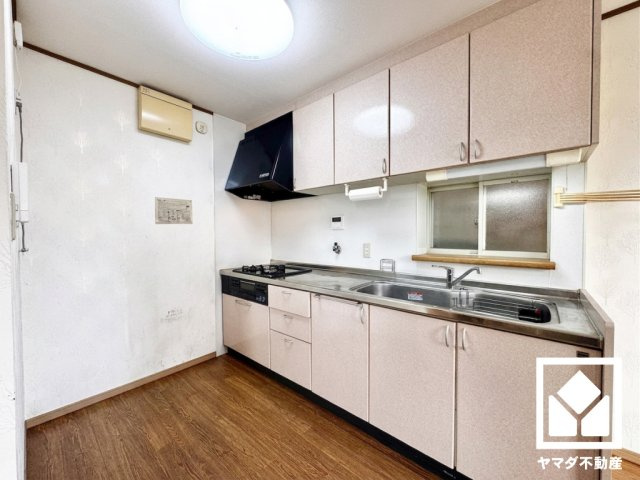 伏見区羽束師菱川町のキッチン|※本画像は空室時の写真を加工し、家具・小物等を撤去したイメージです。
実際の仕様とは異なる場合がございます。