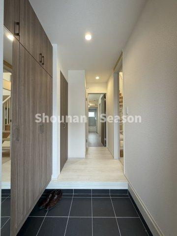 【現地画像あり】平塚市南金目　全２棟　１号棟の玄関|シューズボックスは、身だしなみチェックもバッチリ！
ミラー付きです♪
