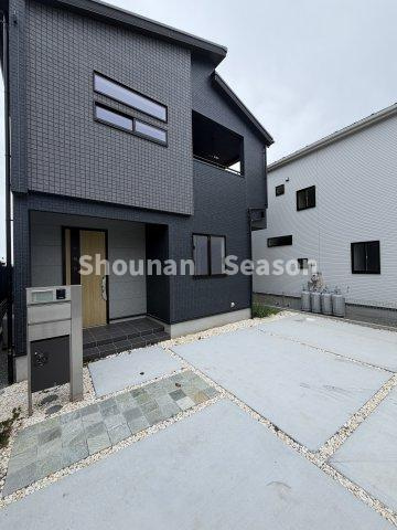 【現地画像あり】平塚市南金目　全２棟　１号棟の駐車場|50坪超え！ゆとりある敷地内には、お車並列３台駐車が可能です♪