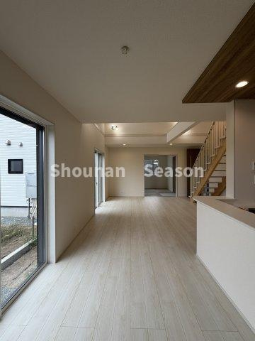 【現地画像あり】平塚市南金目　全２棟　１号棟の居間・リビング|２０帖の大型リビングは、開放感あふれる吹き抜け仕様！
来客時も窮屈感なく過ごせる広さが魅力的です♪