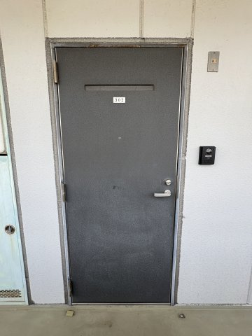サンシャインタカラ2号棟の玄関