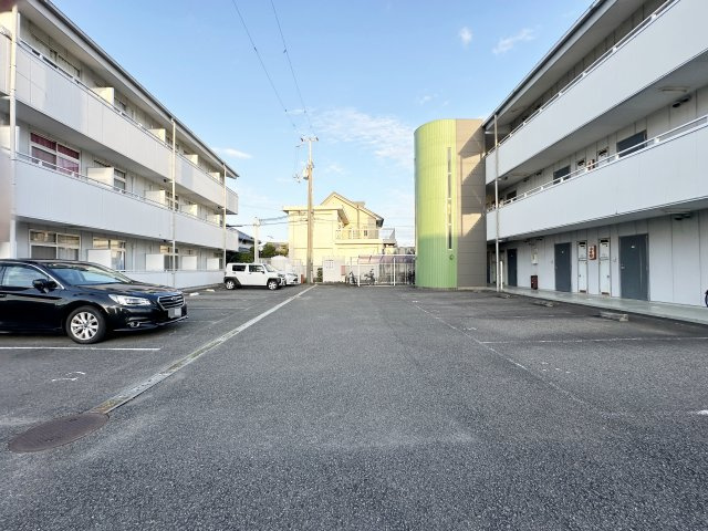 サンシャインタカラ2号棟の駐車場