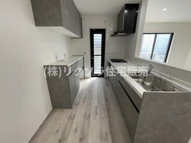 成美町　新築一戸建てのキッチン|LDK17.0帖　カップボード・勝手口付き
■物件内覧・資金計画相談・住宅ローン相談、リフォーム相談、お問合せ受付中■
※当日・翌日のご内覧、ご相談はお電話でのお問合せがスムーズです！