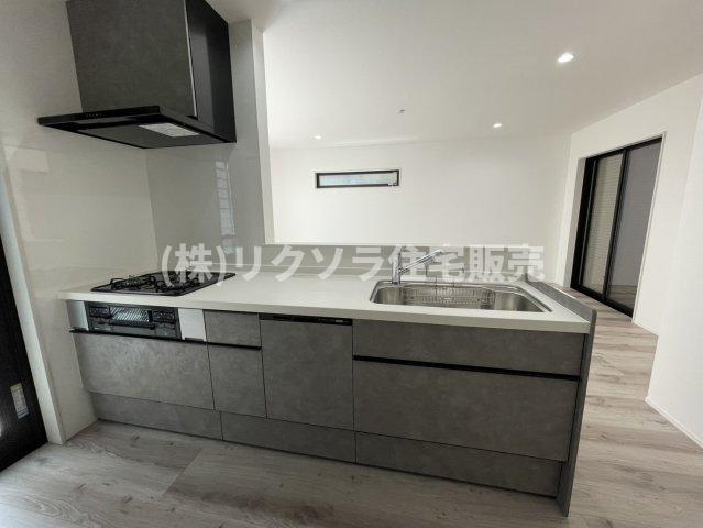 成美町　新築一戸建てのキッチン|■物件内覧・資金計画相談・住宅ローン相談、リフォーム相談、お問合せ受付中■
※当日・翌日のご内覧、ご相談はお電話でのお問合せがスムーズです！