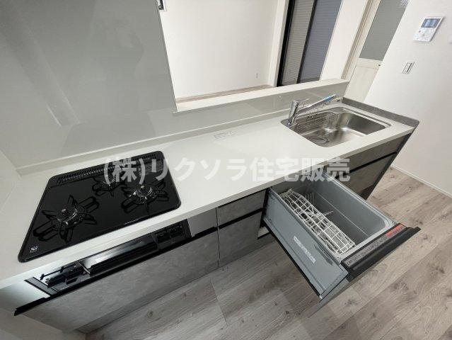 成美町　新築一戸建てのキッチン|ビルトイン3口コンロ・食洗機付き
■物件内覧・資金計画相談・住宅ローン相談、リフォーム相談、お問合せ受付中■
※当日・翌日のご内覧、ご相談はお電話でのお問合せがスムーズです！