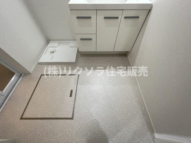 成美町　新築一戸建ての脱衣所|床下収納付き
■物件内覧・資金計画相談・住宅ローン相談、リフォーム相談、お問合せ受付中■
※当日・翌日のご内覧、ご相談はお電話でのお問合せがスムーズです！